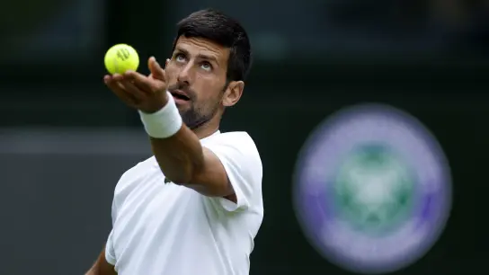 Nach Einschätzung von Ex-Davis-Cup-Kapitän Kühnen Wimbledon-Favorit: Novak Djokovic. (Foto: Steven Paston/PA Wire/dpa)