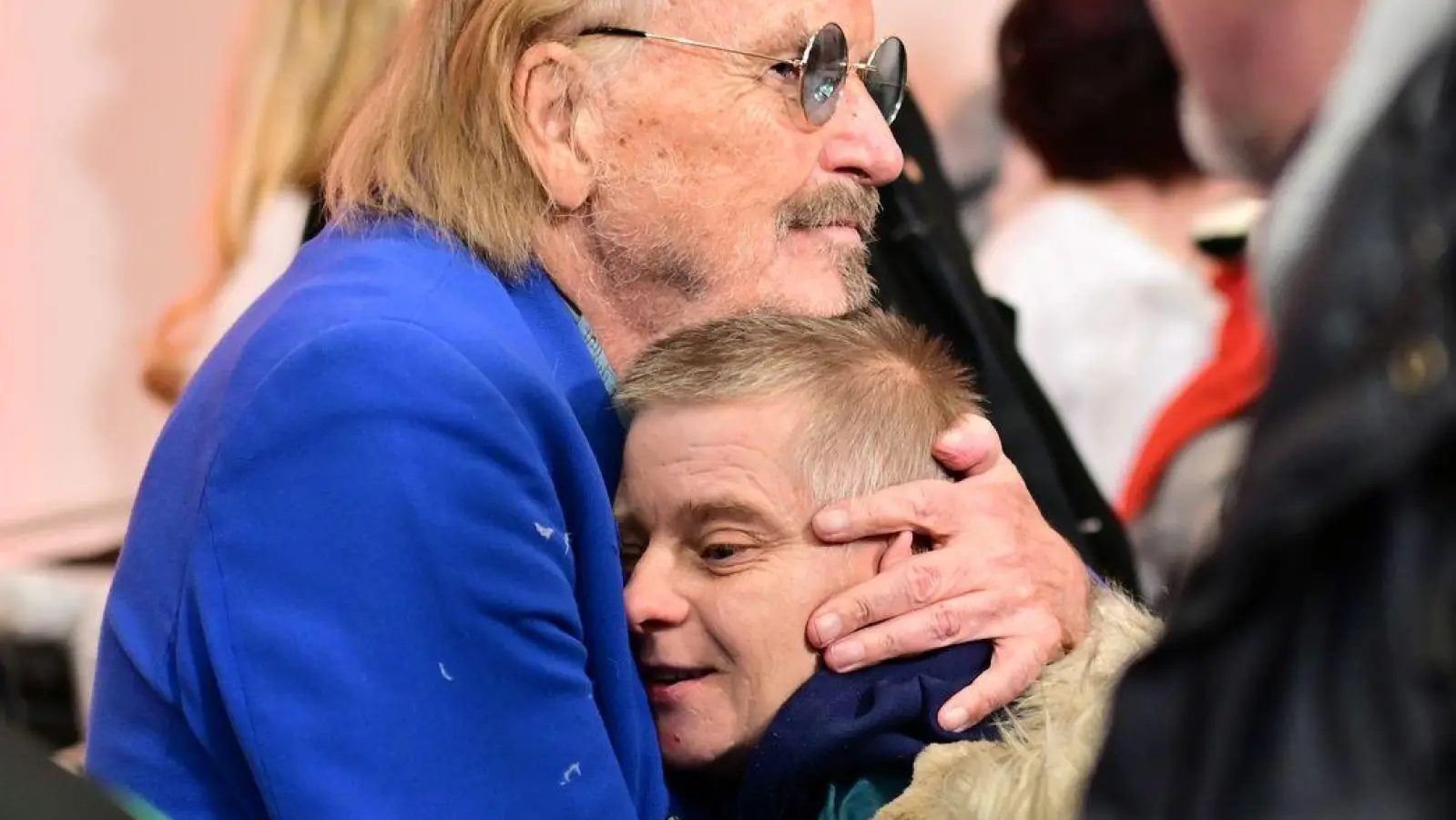 Seit 1995 organisiert der Sänger Frank Zander Weihnachtsessen für Arme und Obdachlose.  (Foto: Sebastian Christoph Gollnow/dpa)