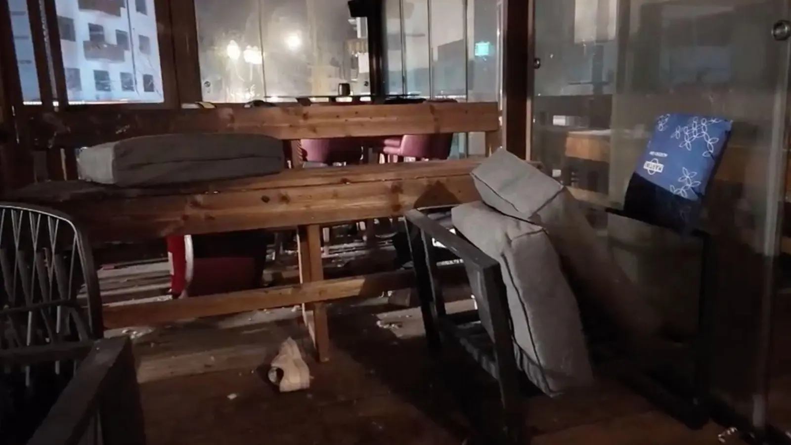 Hunderte Menschen hatten in der Bar den Jahreswechsel gefeiert. (Foto: Police Cantonale Valaisanne/Police Cantonale Valaisanne/AP/dpa)