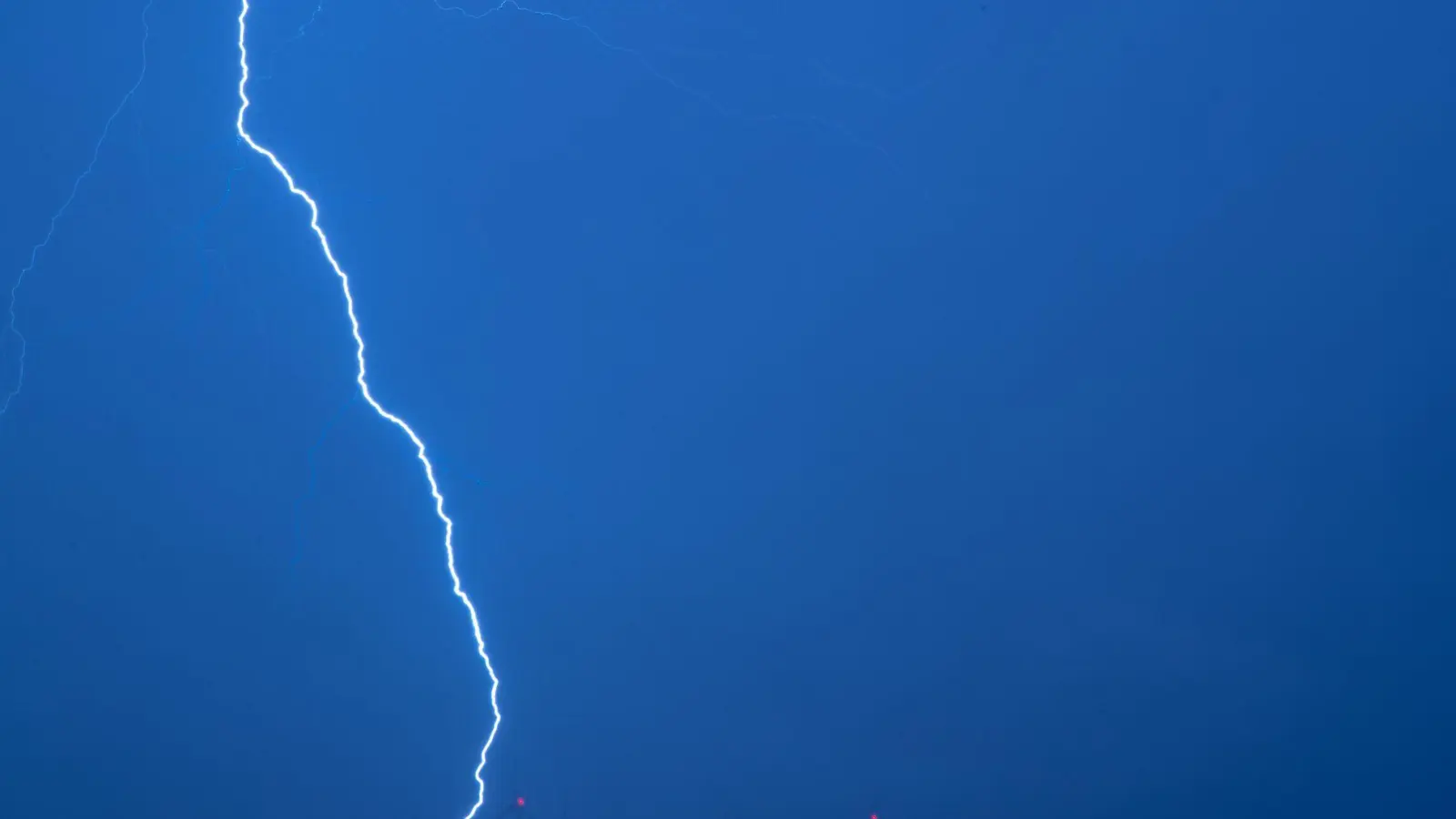 Bei einer Demo für Ex-Präsident Jair Bolsonaro trifft ein Blitz zahlreiche Menschen in Brasília. (Archivbild) (Foto: Jens Büttner/dpa-Zentralbild/dpa)