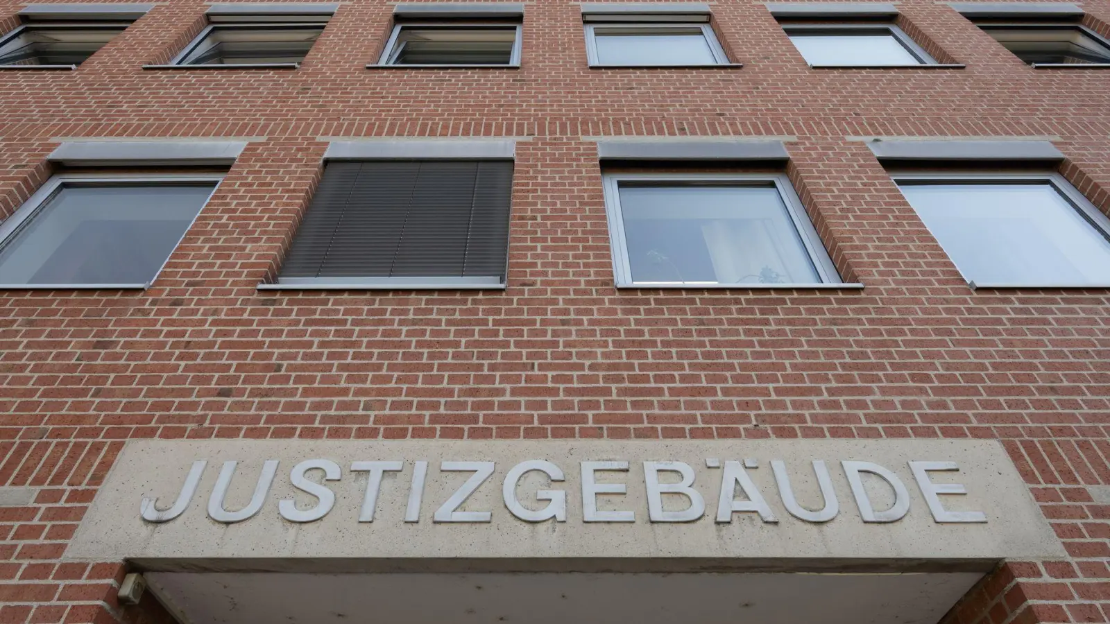 Vor dem Landgericht Landshut ist eine 44 Jahre alte Frau wegen Mordes an ihrem Lebenspartner verurteilt worden. (Archivbild) (Foto: Armin Weigel/dpa)