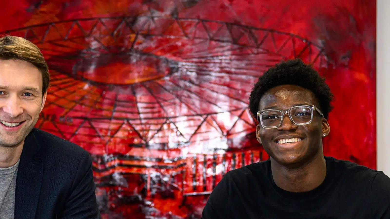 Bayer Leverkusens Sportdirektor Simon Rolfes (l) und Axel Tape bei der Vertragsunterzeichnung. (Foto: D. Mesch/Bayer Leverkusen/D. Mesch/Bayer Leverkusen/AP/dpa)
