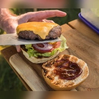 BBQ-Sauce gehört für viele zum Grillen dazu: Seit dem 1. Juli sind acht gängige Raucharomen in Saucen und Snacks nicht mehr zugelassen. (Foto: Christin Klose/dpa-tmn)