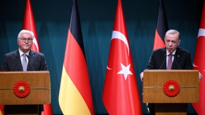 Bundespräsident Frank-Walter Steinmeier (l) und der türkische Präsident Recep Tayyip Erdogan äußern sich bei einer Pressekonferenz nach ihrem Gespräch im Präsidialpalast. (Foto: Bernd von Jutrczenka/dpa)