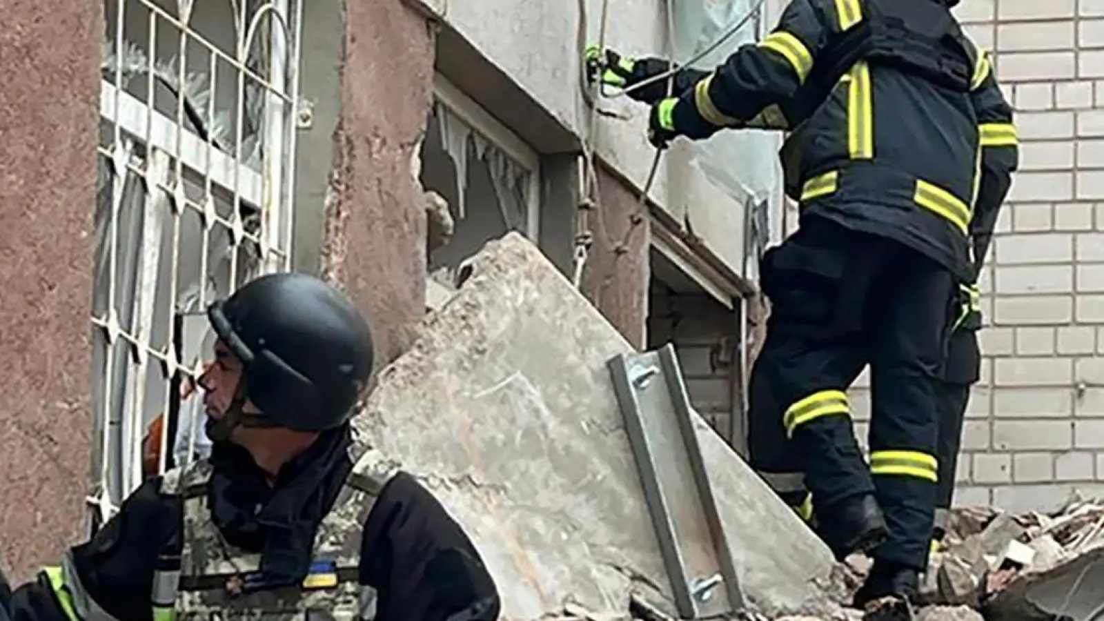 Rettungskräfte an einem zerstörten Gebäude in Tschernihiw. (Foto: Ukrainian Emergency Service/dpa)