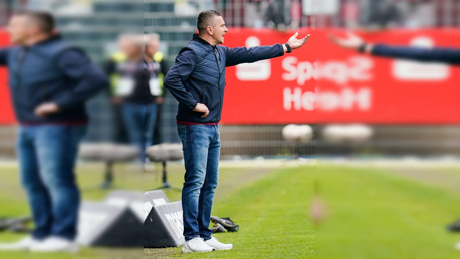 Trainer Mersad Selimbegovic vom SSV Jahn Regensburg. (Foto: Uwe Anspach/dpa/Archivbild)