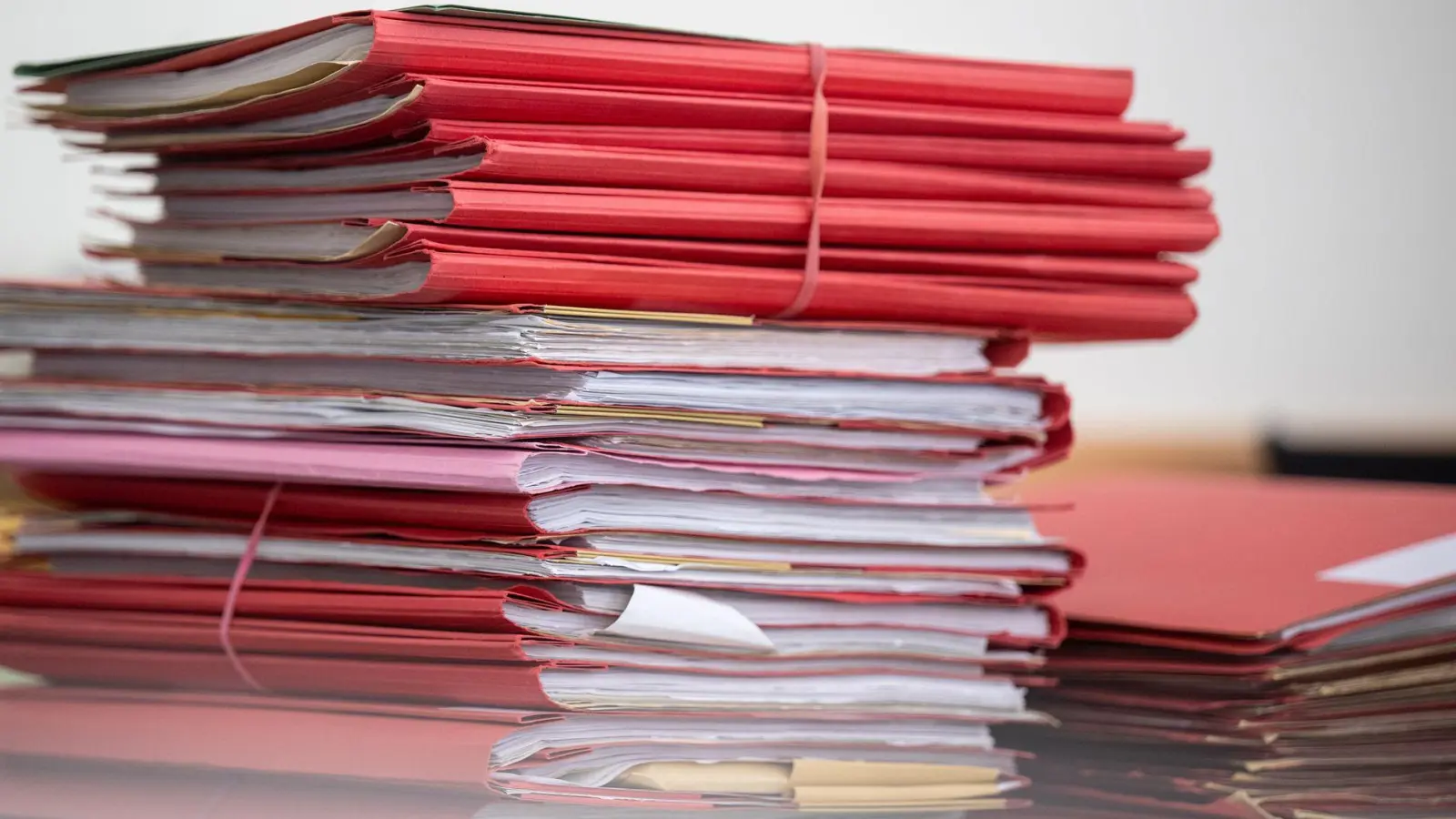 Bürgermeister Schlehlein soll Aussagen aus einem Rechnungsprüfungsbericht veröffentlicht haben, über den der Gemeinderat noch nicht abgestimmt hat. (Symbolbild: Monika Skolimowska/dpa)