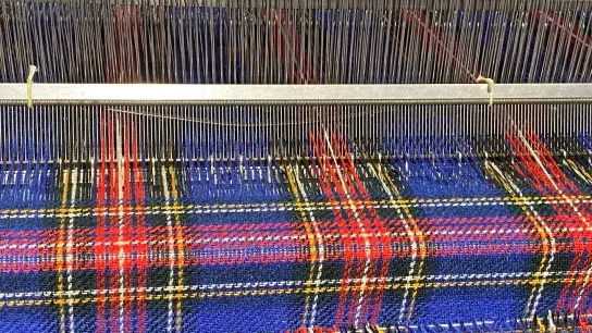 Arbeit in der Fabrik Uist Wool. Für die Äußeren Hebriden ist Harris-Tweed mehr als ein Stoff. (Foto: Benedikt von Imhoff/dpa)