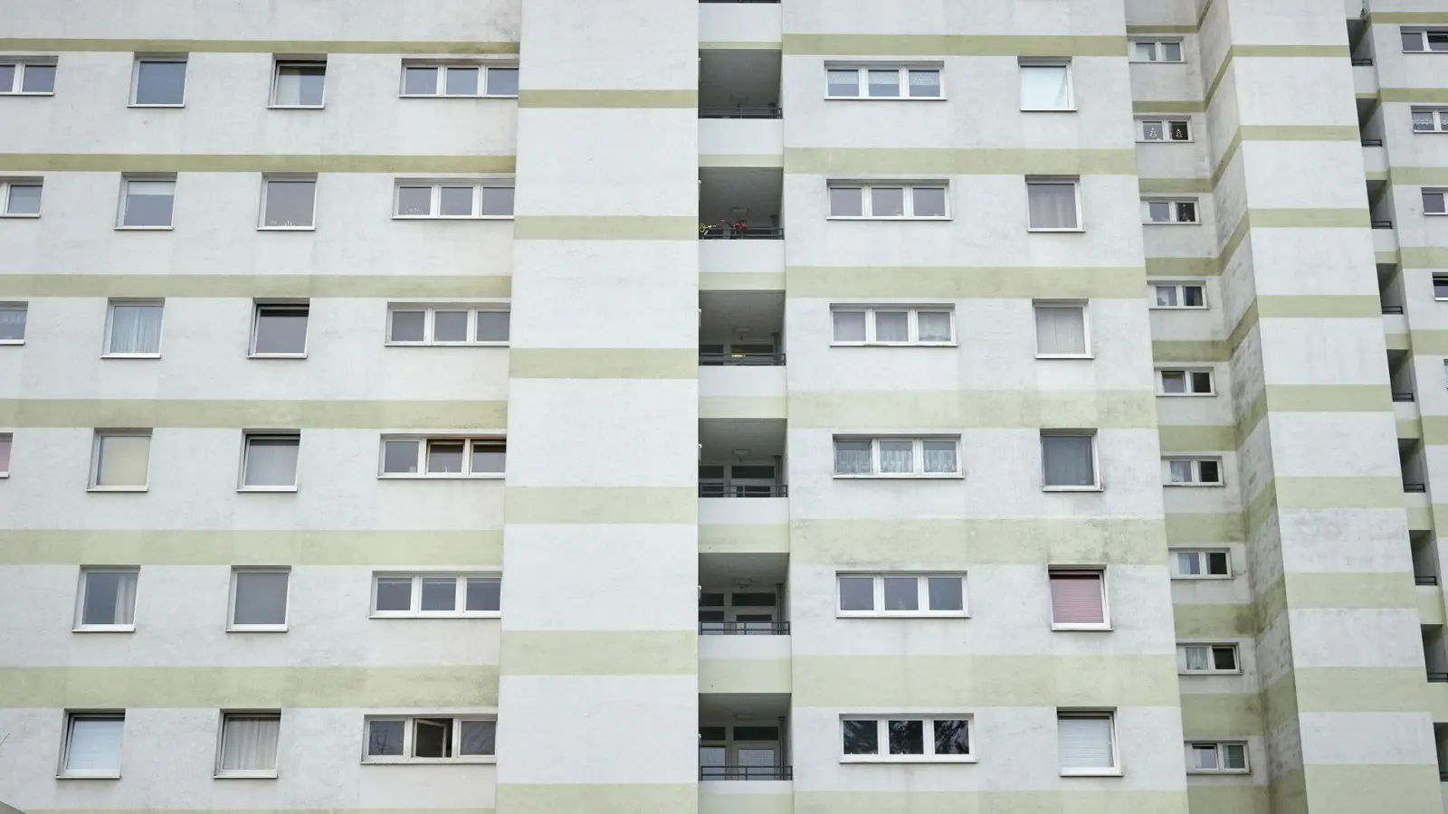 Blick auf ein Wohnhaus in Hamburg-Eidelstedt. In Deutschland stehen immer weniger Wohnungen leer. (Foto: Georg Wendt/dpa)