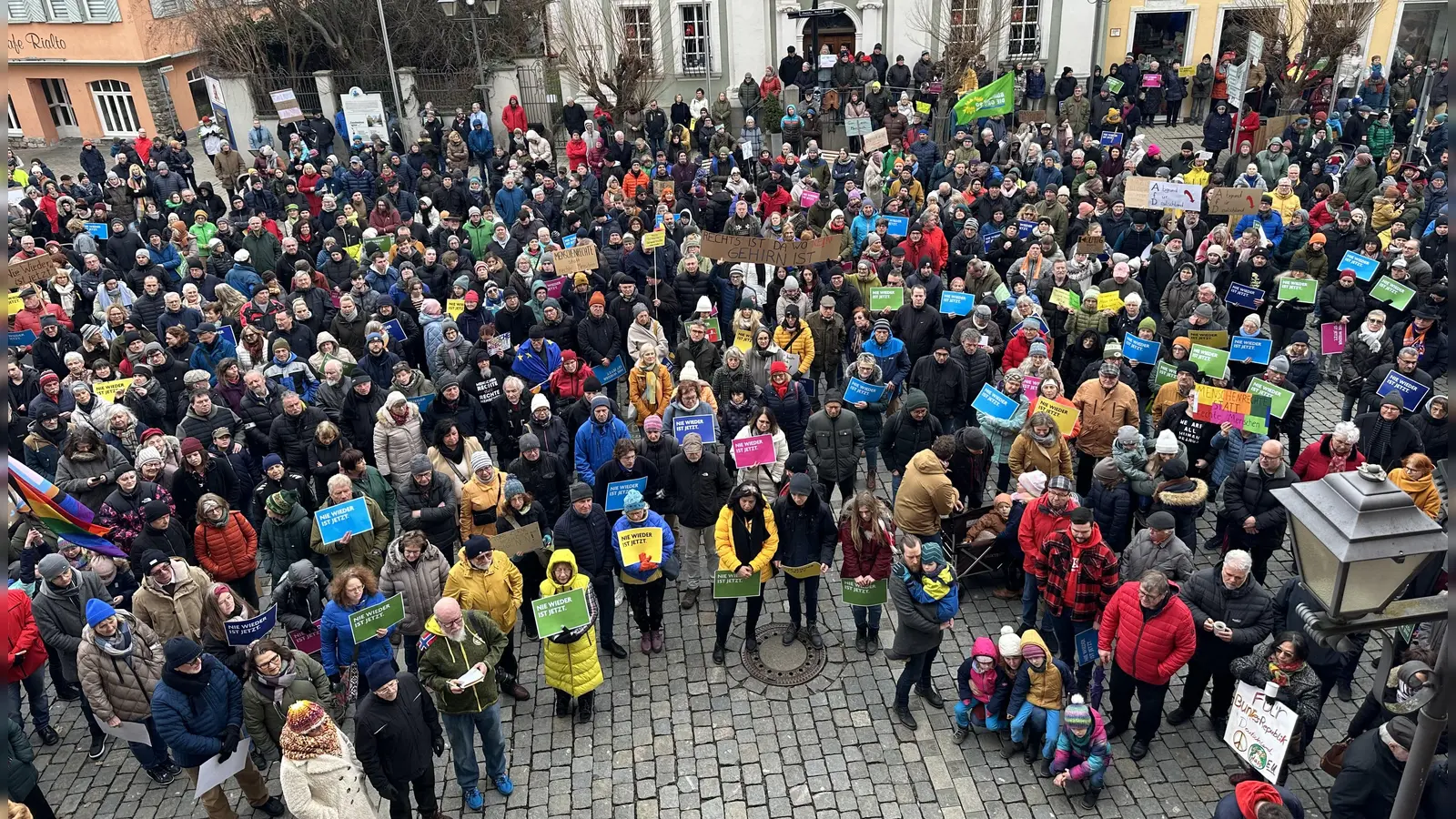 Rund 600 Personenen versammelten sich laut Polizei gestern auf dem Marktplatz in Bad Windsheim im Rahmen der angemeldeten Versammlung zum Thema „Nie wieder ist jetzt“. (Foto: Jürgen Heckel)