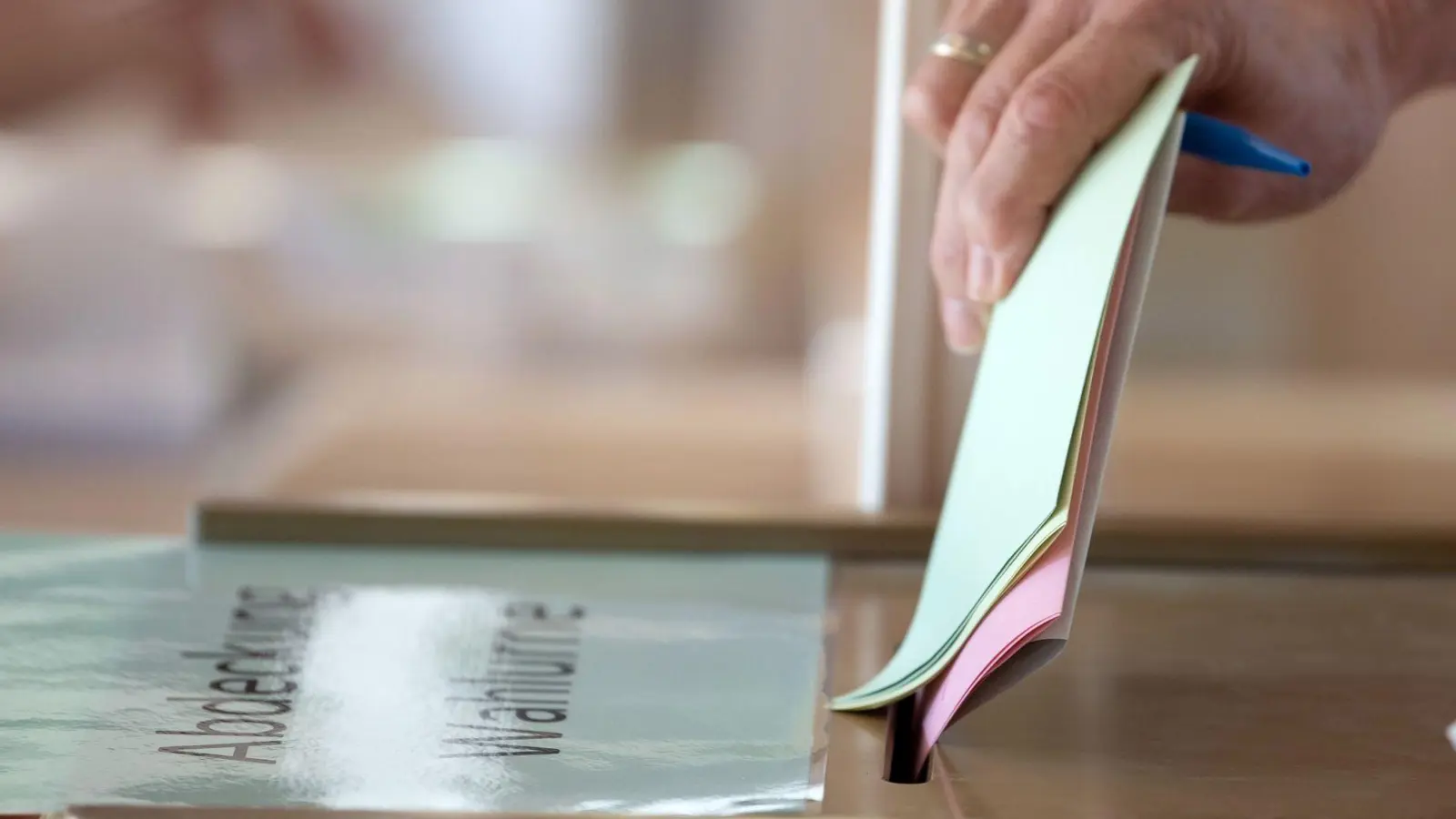 Um bei der Kommunalwahl 2026 Stimmen zu fangen, muss die Wählerliste Egenhausen eine Liste aufstellen. Bislang ist das nicht gelungen. (Symbolbild: Federico Gambarini/dpa)