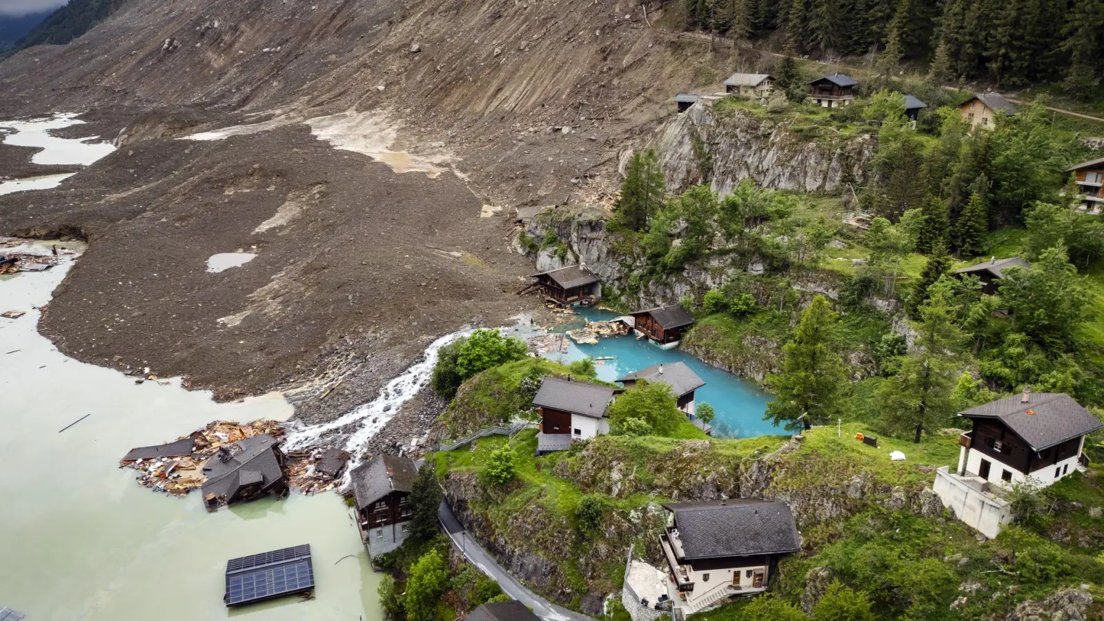 Die Schäden durch die Katastrophe in Blatten schätzt die Schweizer Regierung auf mehrere Hundert Millionen Franken.  (Foto: Michael Buholzer/KEYSTONE/dpa)