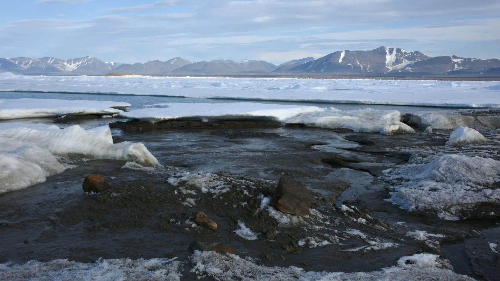 Blick auf die vermeintlich nördlichste Insel der Welt. Die Insel ist in Wirklichkeit ein Eisberg. Das haben Wissenschaftler aus Dänemark und der Schweiz herausgefunden, die ein 2021 entdecktes Eiland neben weiteren Inselchen nördlich von Grönland untersucht haben. (Foto: Morten Rasch/Universität Kopenhagen/dpa)