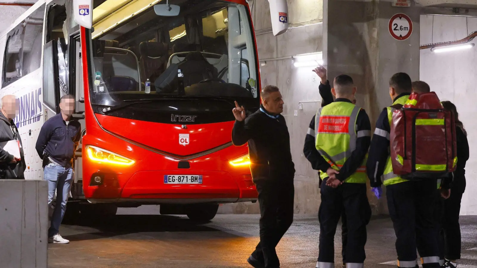 Auf den Teambus von Olympique Lyon gab es einen brutalen Angriff. (Foto: Christophe Simon/AFP/dpa)
