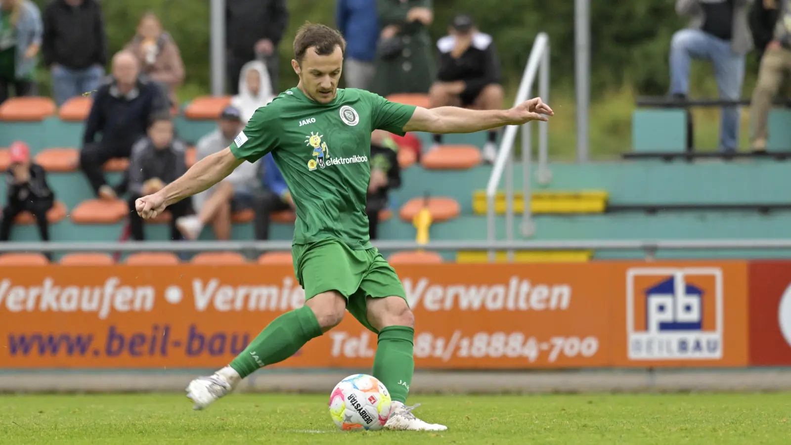 Das erste Tor der neuen Saison: Der Ansbacher Eric Weeger verwandelt den Elfmeter zum 1:2. (Foto: Martin Rügner)