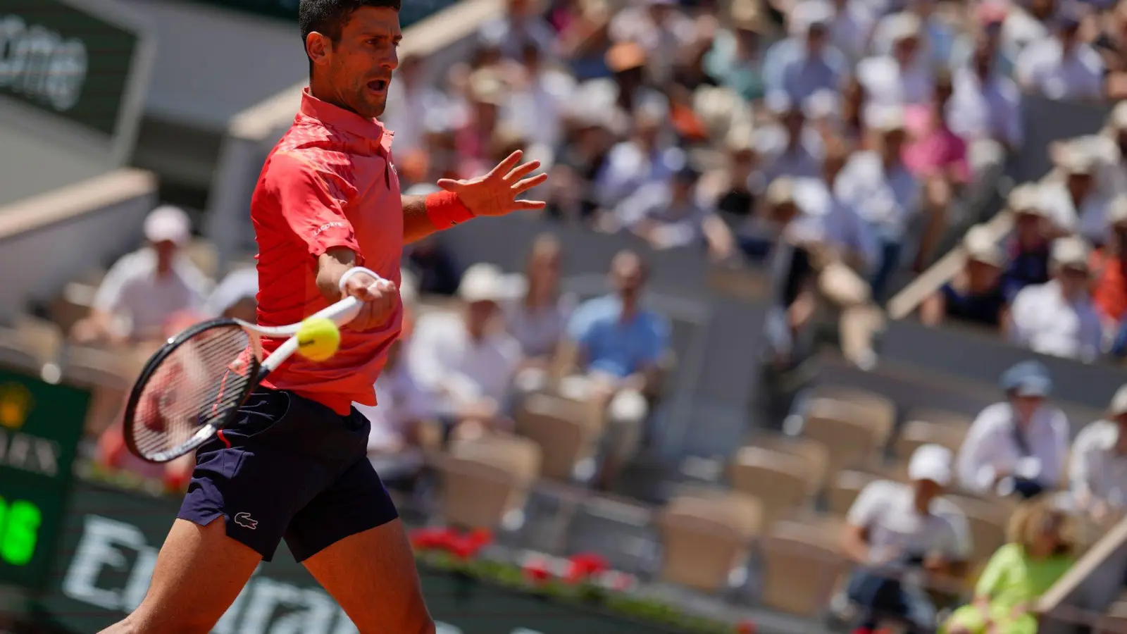 Novak Djokovic steht im Viertelfinale der French Open. (Foto: Thibault Camus/AP/dpa)