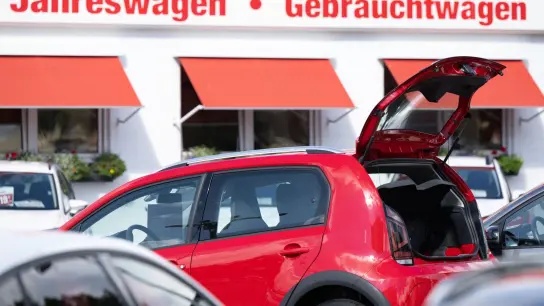 Die Preise für Gebrauchtwagen haben nach Einschätzung der VW-Finanzsparte den Peak erreicht und dürften bald wieder sinken. (Foto: Sebastian Kahnert/dpa)