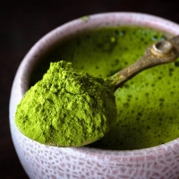 Grüne Vielfalt im Trend: Vor allem Matcha erobert den Food-Markt. (Foto: Sina Schuldt/dpa/dpa-tmn)