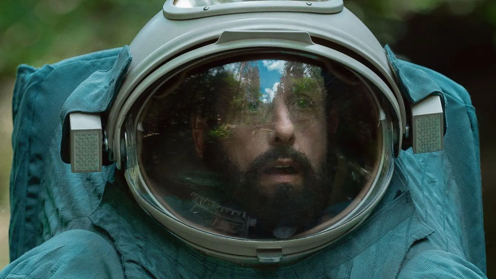 Adam Sandler als Kosmonaut Jakub in dem Netflixfilm „Spaceman“. (Foto: Cr. Courtesy/Netflix © 2023/dpa)