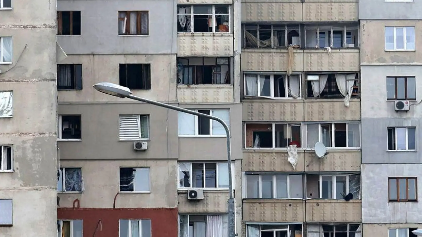 Ein Wohnblock in Charkiw ist nach einem russischen Angriff beschädigt. (Foto: ---/Ukrinform/dpa)