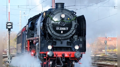Eine Dampflok der 01er Baureihe mit Weihnachtsschmuck konnte nicht von München losfahren.. (Foto: Holger Graf)