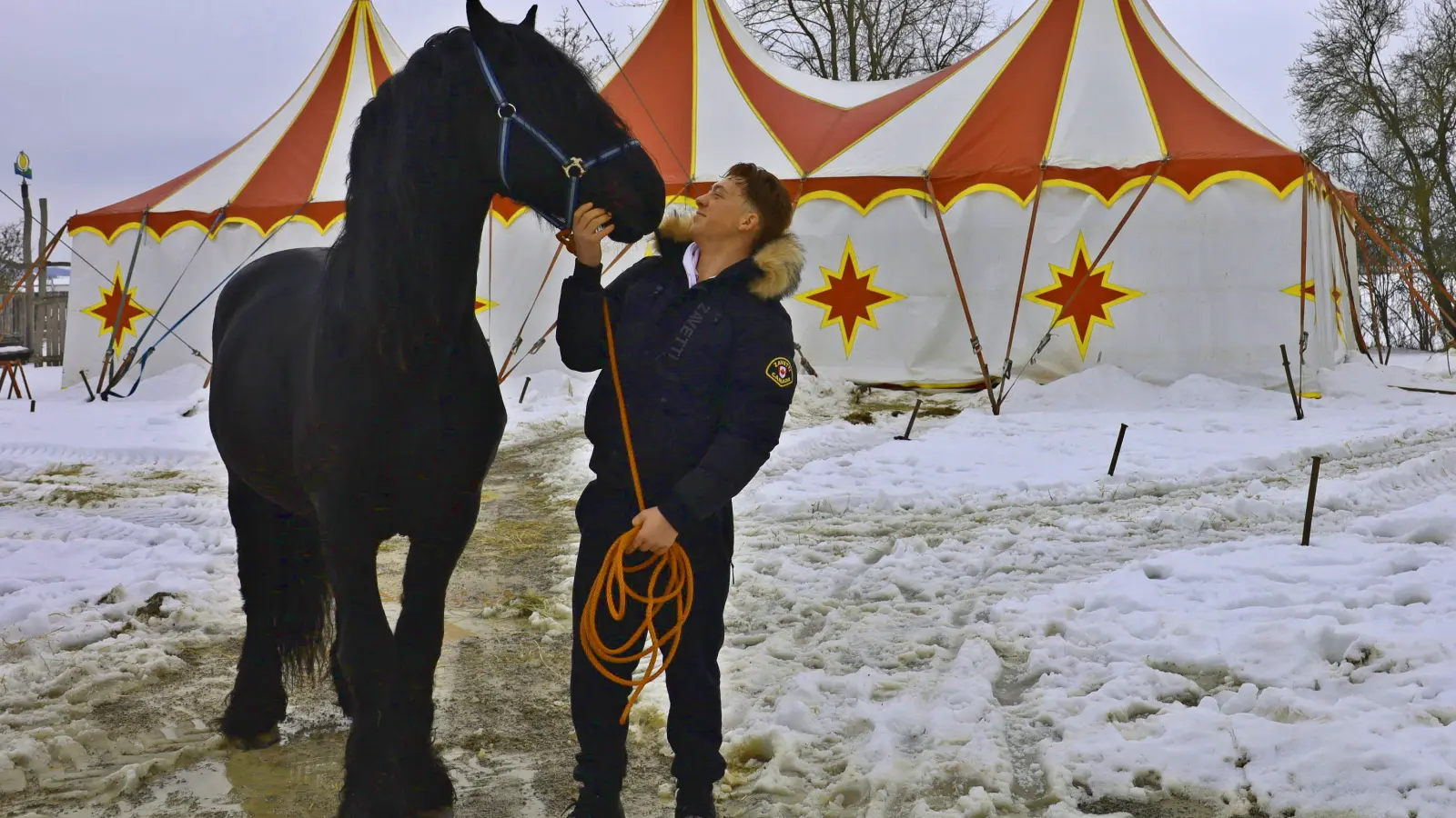 Luciano Schmidt mit seinem Friesenhengst Aragon. (Foto: Karl-Heinz Panzer)