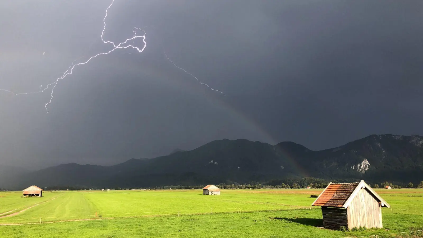 Auf Teile Bayerns kommen kräftige Gewitter zu. (Archivbild).  (Foto: Valentin Gensch/dpa/dpa-tmn)