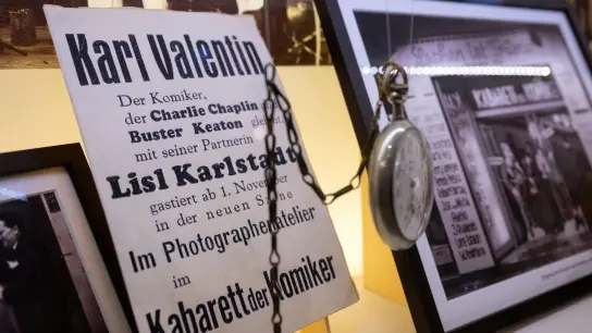 Eine Uhr, Plakate und Fotos sind im Karl Valentin Musäum in der Ausstellung zu sehen. (Foto: Sven Hoppe/dpa)