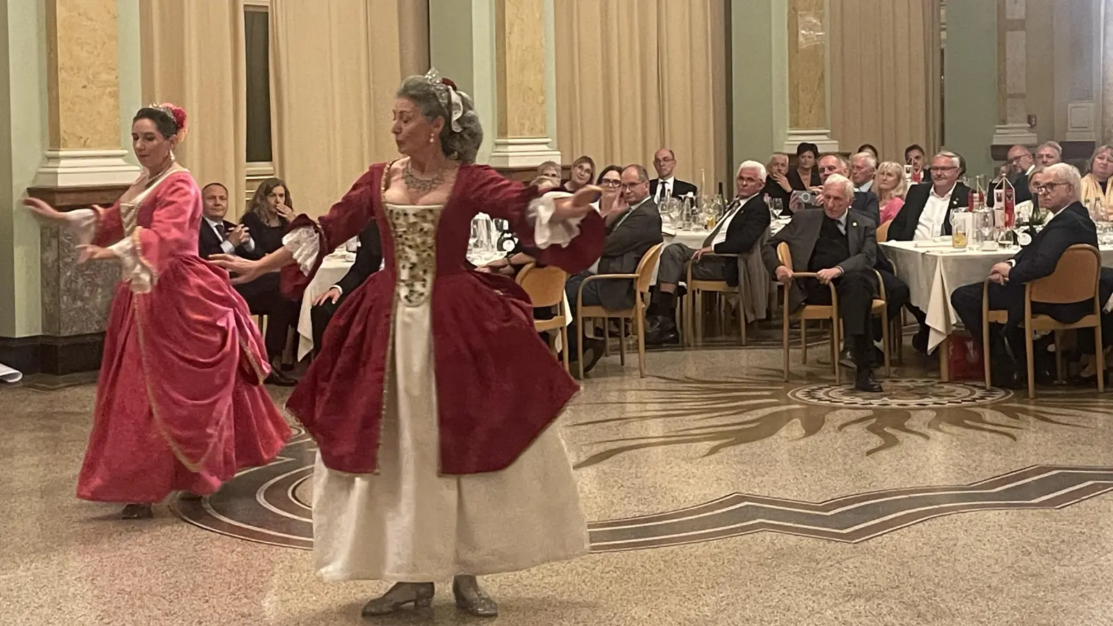 Das Duo Las Granadillas bereicherte die 60. Charterfeier des Rotary Clubs mit seinen Tänzen. (Foto: Gerhard Krämer)