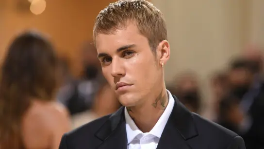 Justin Bieber, kanadischer Popstar, sagt wegen seiner Gesichtslähmung weitere Konzerte ab. (Foto: Evan Agostini/Invision via AP/dpa)