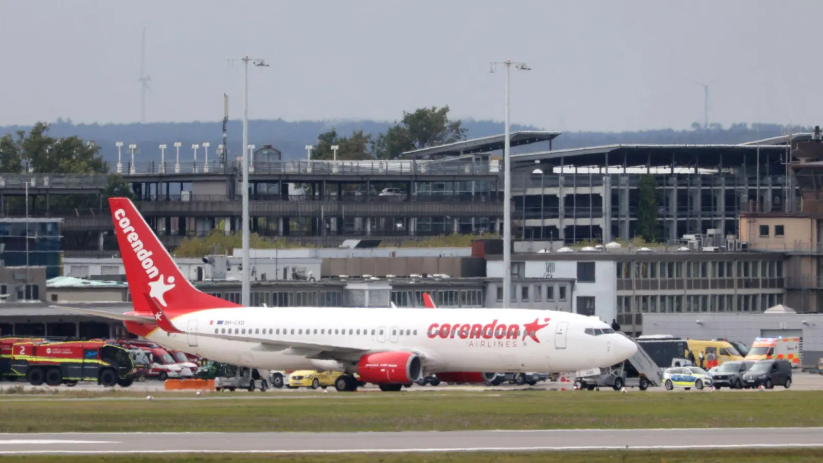 Aus diesem Flugzeug der türkischen Airline Corendon wurde der Notfallcode „7500“ gesendet. (Archivbild)  (Foto: Daniel Löb/dpa)