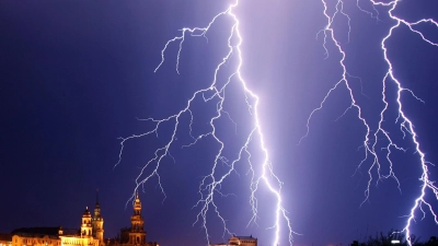 Sieht faszinierend aus, so ein Blitz, kann im Haus aber teure Schäden an der Elektronik verursachen.  (Foto: Ralf Hirschberger/dpa-Zentralbild/dpa-tmn)