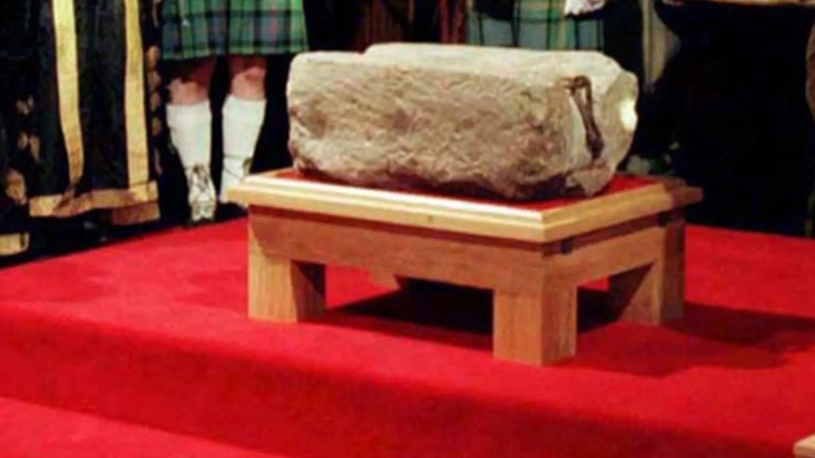 Der Steins des Schicksals (auch Stein von Scone) in der Großen Halle von Edinburgh Castle. Der Krönungsstein ist ein Symbol der schottischen Monarchie. (Foto: Pa/PA Wire/dpa)