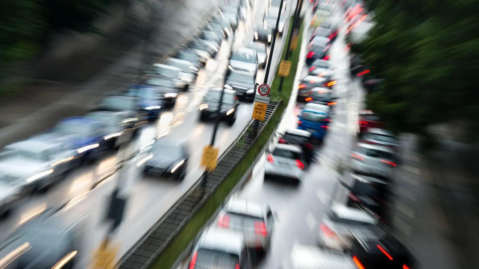 In keiner Stadt im Freistaat ist die Pkw-Dichte so groß wie in Ingolstadt. Unter den Bezirken rangiert Niederbayern ganz vorn. (Symbolbild) (Foto: Matthias Balk/dpa)