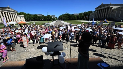 Auch in München beteiligten sich Menschen am Aktionstag für ein AfD-Verbot.  (Foto: Felix Hörhager/dpa)