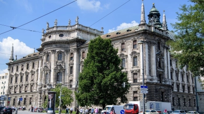 Im Münchner Justizpalast wird das Landgericht München I verkünden, ob Suno mit seinen KI-generierten Songs Urheberrechte verletzt hat. (Archivbild) (Foto: Matthias Balk/dpa)