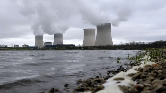 Im Atomland Frankreich stehen so viele Kraftwerke still, dass die Stromflaute auch in Berlin mit Sorge verfolgt wird. (Foto: Christophe Karaba/EPA/dpa)