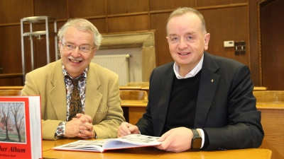 Hartmut Schötz (links) präsentierte mit Oberbürgermeister Thomas Deffner den 38. Band seiner Reihe „Ansbacher Album“.  (Foto: Alexander Biernoth)