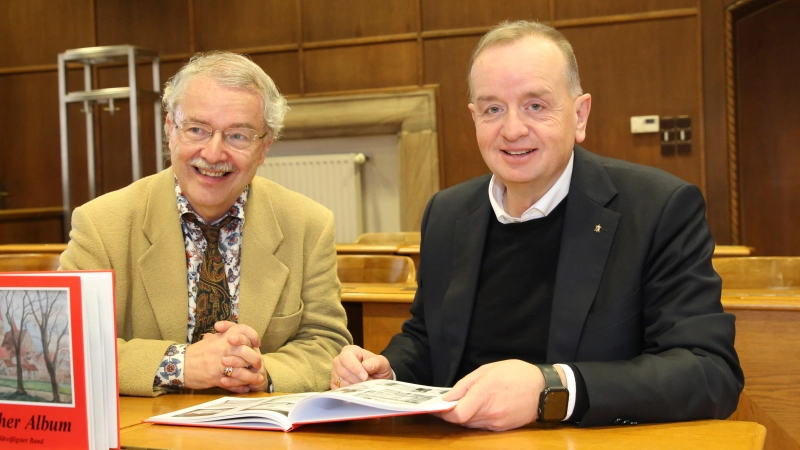 Hartmut Schötz (links) präsentierte mit Oberbürgermeister Thomas Deffner den 38. Band seiner Reihe „Ansbacher Album“.  (Foto: Alexander Biernoth)