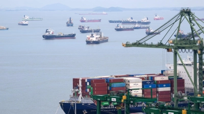 Der Hafen Singapur, der zu den weltgrößten zählt, liegt an der Straße von Singapur.  (Foto: Bernd von Jutrczenka/dpa)