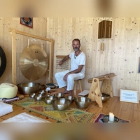 Zur Einstimmung erzeugt Armin Nögel Geräusche mit Nussschalen. (Foto: Astrid Pirner)
