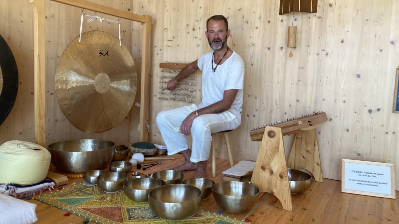 Zur Einstimmung erzeugt Armin Nögel Geräusche mit Nussschalen. (Foto: Astrid Pirner)