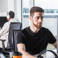 Mehr leisten, um zu genügen? Klingt fleißig – fühlt sich aber wie Dauerstress an. Anhaltender innerer Druck kann Schlafstörungen, Depressionen oder Burn-out begünstigen. (Foto: Christin Klose/dpa Themendienst/dpa-tmn)