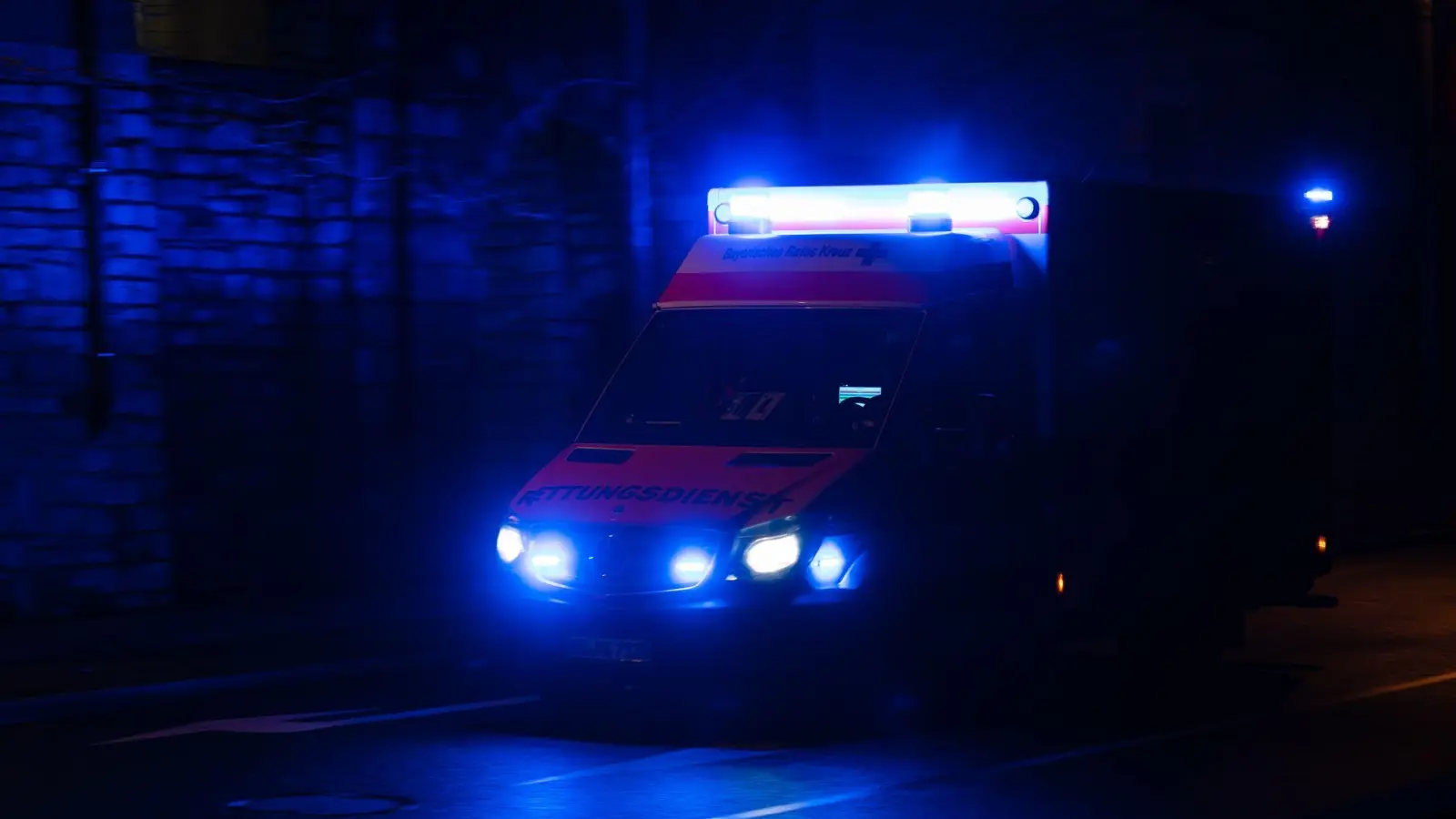Rettungskräfte brachten den Schwerverletzten in ein Krankenhaus. (Symbolbild) (Foto: Nicolas Armer/dpa)