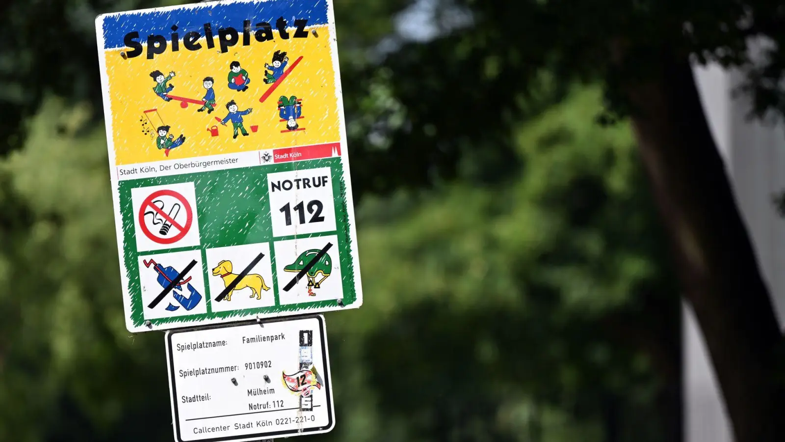 So sehen viele Kölner Spielplatz-Schilder bislang aus - ihre Stunden sind womöglich gezählt. (Archiv) (Foto: Federico Gambarini/dpa)