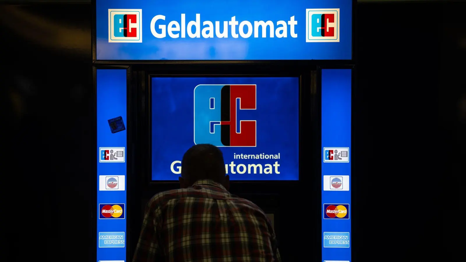 EU-Unterhändler haben sich auf neue Regeln zu Bargeldzugang und gegen Online-Betrug geeinigt. (Symbolbild)  (Foto: Hannes P. Albert/dpa)