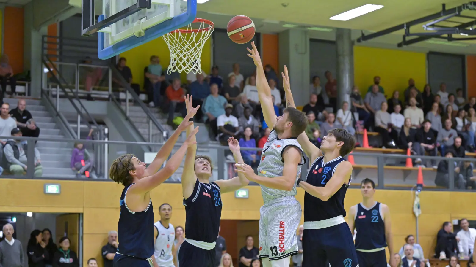 Sebastian Schröder (im weißen Trikot, hier im Spiel gegen die Haching Baskets) war mit 18 Punkte erfolgreichster Ansbacher. (Foto: Martin Rügner)