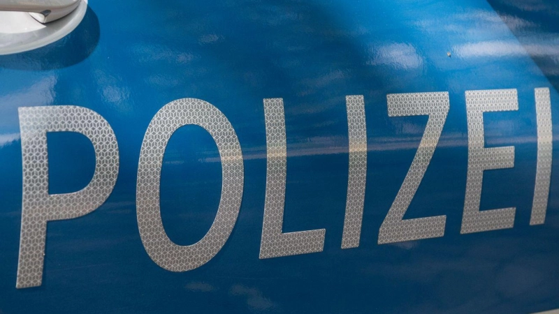 Die Polizei sucht Zeugen und warnt vor der Vorgehensweise. (Symbolbild: Daniel Vogl/dpa)