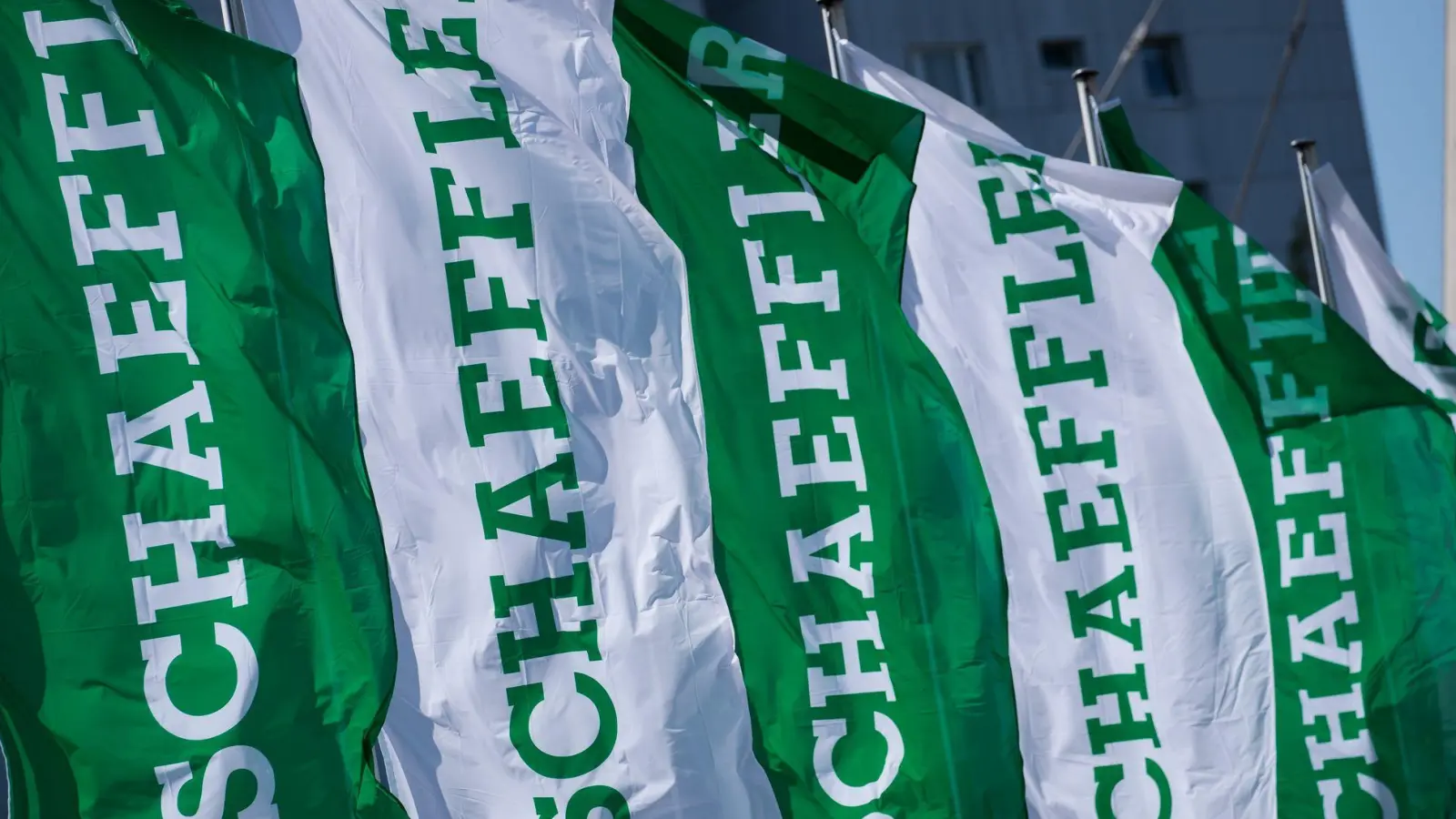 Schaeffler will über Altersteilzeit weitere Mitarbeiter in Deutschland abbauen. (Symbolbild) (Foto: Daniel Karmann/dpa)