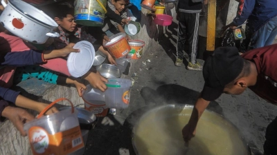 Rafah im Dezember: Palästinenser versammeln sich mit Töpfen, um an einer von einer Wohltätigkeitsorganisation eingerichteten Spendenstelle Essen zu erhalten. Die humanitäre Lage im Gazastreifen ist nach fünf Monaten Krieg katastrophal. (Foto: Mohammed Talatene/dpa)